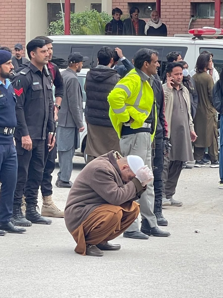 یہ ایک تصویر نہیں بلکہ اس ملک میں بسنے والے ایک پسے ہوئے شہری کا اضطراب، درد اور اس کی آہ ہے۔ 

#Islamabad
#امن__امن__امن #سانحہ #اسلام‌آباد