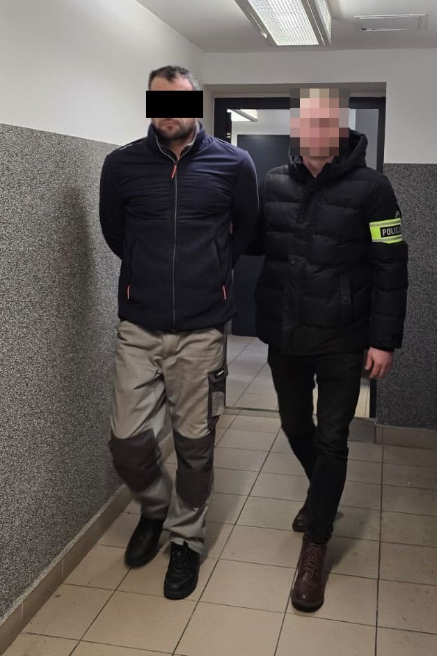 Wczoraj w Biłgoraju ten pijak - 3 promile - pędził przez miasto samochodem. Na koncie 5 sądowych zakazów, w tym 4 dożywienie.
Sąd zgodził się na tymczasowy areszt