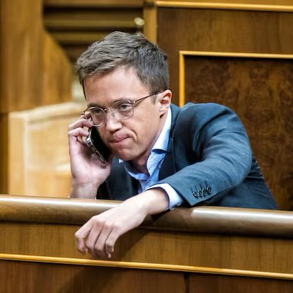 JoeyMannarino's tweet image. He’s Errejón. Ex-deputy and co-founder of the communist trash Podemos.

They call him “Naughty Milhouse” he looks like the Simpsons character, but he’s a sexual degenerate.

For years he promoted radical feminist laws, against the presumption of innocence for men in Spain,…