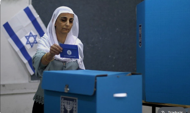 Defensa_Israel's tweet photo. Pocos fuera de #Israel saben que los árabe-israelíes, que son 2.1 millones y suman el 21% de la población del país, tienen sus propios partidos políticos; de hecho, justamente ahora, previo a las elecciones del próximo 27 de octubre, se encuentran en una etapa de fusión para convertirse en un partido único.
🇮🇱  |  Parte 1
- En primer lugar destacar que los árabes de Israel se dividen en cuatro grandes comunidades, los que son musulmanes (mayormente sunníes), los árabe-cristianos (en su mayoría greco‑ortodoxos y católicos), los árabe-beduinos (básicamente anarquistas nómadas), y los árabe-drusos.
Sigue 👇