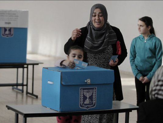 Defensa_Israel's tweet photo. Pocos fuera de #Israel saben que los árabe-israelíes, que son 2.1 millones y suman el 21% de la población del país, tienen sus propios partidos políticos; de hecho, justamente ahora, previo a las elecciones del próximo 27 de octubre, se encuentran en una etapa de fusión para convertirse en un partido único.
🇮🇱  |  Parte 1
- En primer lugar destacar que los árabes de Israel se dividen en cuatro grandes comunidades, los que son musulmanes (mayormente sunníes), los árabe-cristianos (en su mayoría greco‑ortodoxos y católicos), los árabe-beduinos (básicamente anarquistas nómadas), y los árabe-drusos.
Sigue 👇