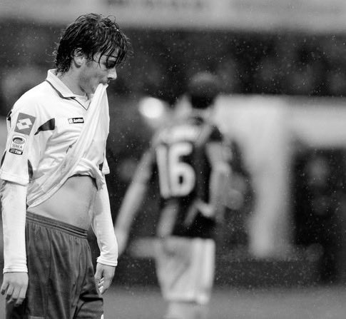 bizim pencereler yele karşıdır
muhabbet dediğin karşı karşıdır
girebilsen bu sinemde neler var
gülüp oynadığım ele karşıdır