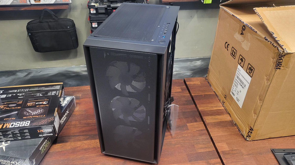 고객님께 딱 맞는 PC! 새 컴퓨터 조립 준비 끝냈네요. 뚝딱 만드는 것 같아도 꼼꼼한 세팅이 중요하죠! 🔧

#컴빌런 #게이밍컴퓨터 #평택조립컴퓨터 #커스텀PC #PC빌드 #선정리