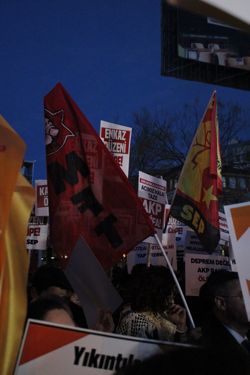 📍 Ankara 

Ankara emniyetinin saldırı ve provokasyonlarına rağmen 6 Şubat depremlerinde yitirdiklerimizi andık. Önümüze dizilen barikatlar bu enkaz düzenini korumaya yetmez. 

Katillerden hesap sormak, afetleri katliama dönüştüren bu düzeni değiştirmek için mücadeleye!
#6Şubat