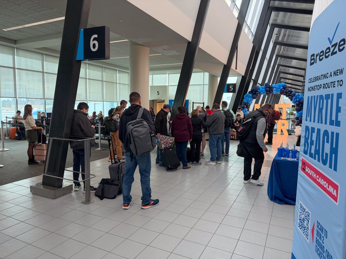 flymanchester's tweet image. We’ve got seriously nice options at MHT! ✈️ Today we celebrated Breeze’s new nonstop flights to Myrtle Beach from MHT. These flights are available twice weekly. Thank you, @BreezeAirways, for your continued partnership and investment into MHT! #FlyMHT