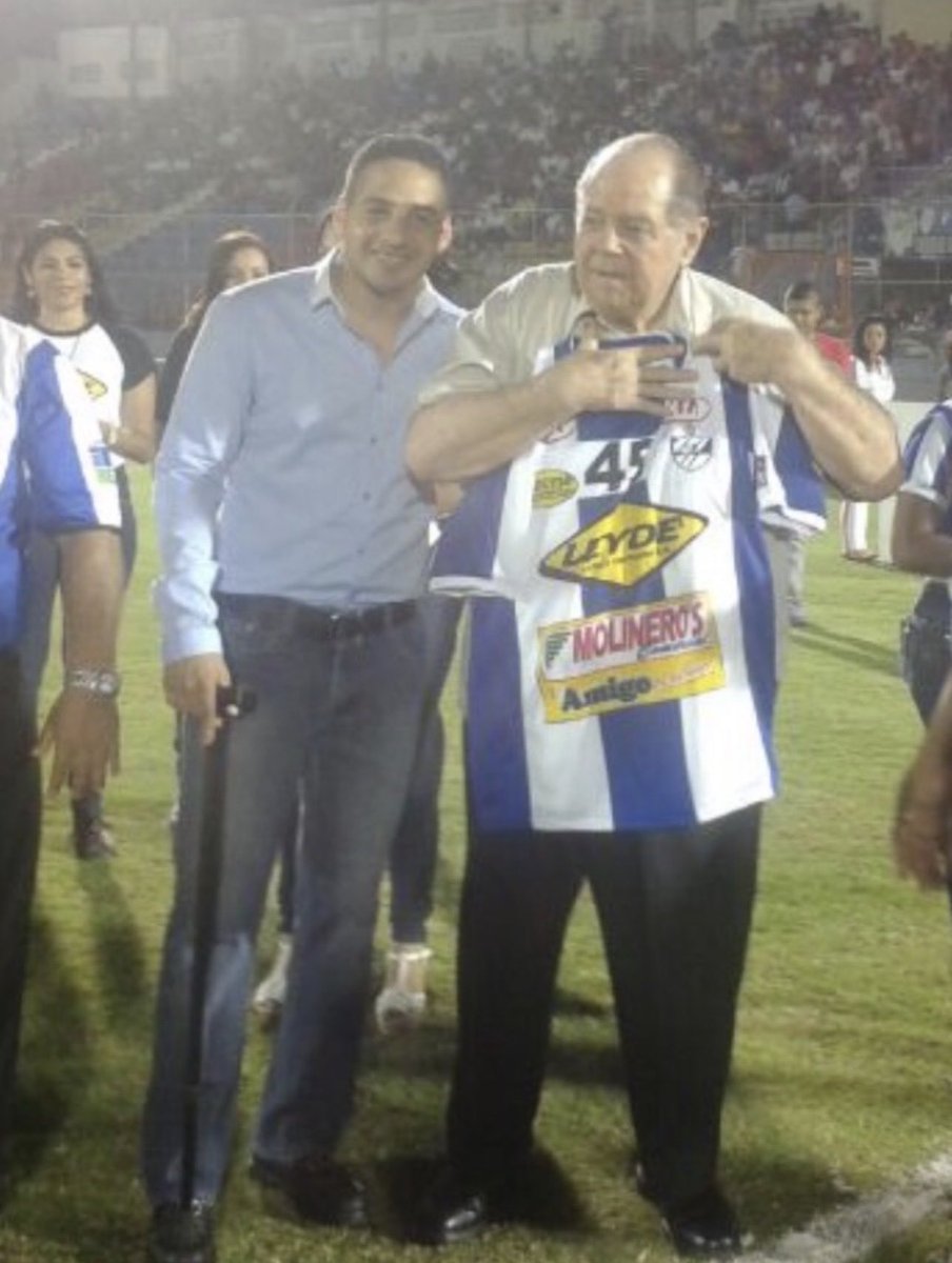 César Nasthas Butto. Aquí la última vez que asistió al Estadio Ceibeño, se le rindió homenaje por parte del entonces presidente del Victoria el señor Carlos Molineros. El gran dirigente jaibo ha fallecido.