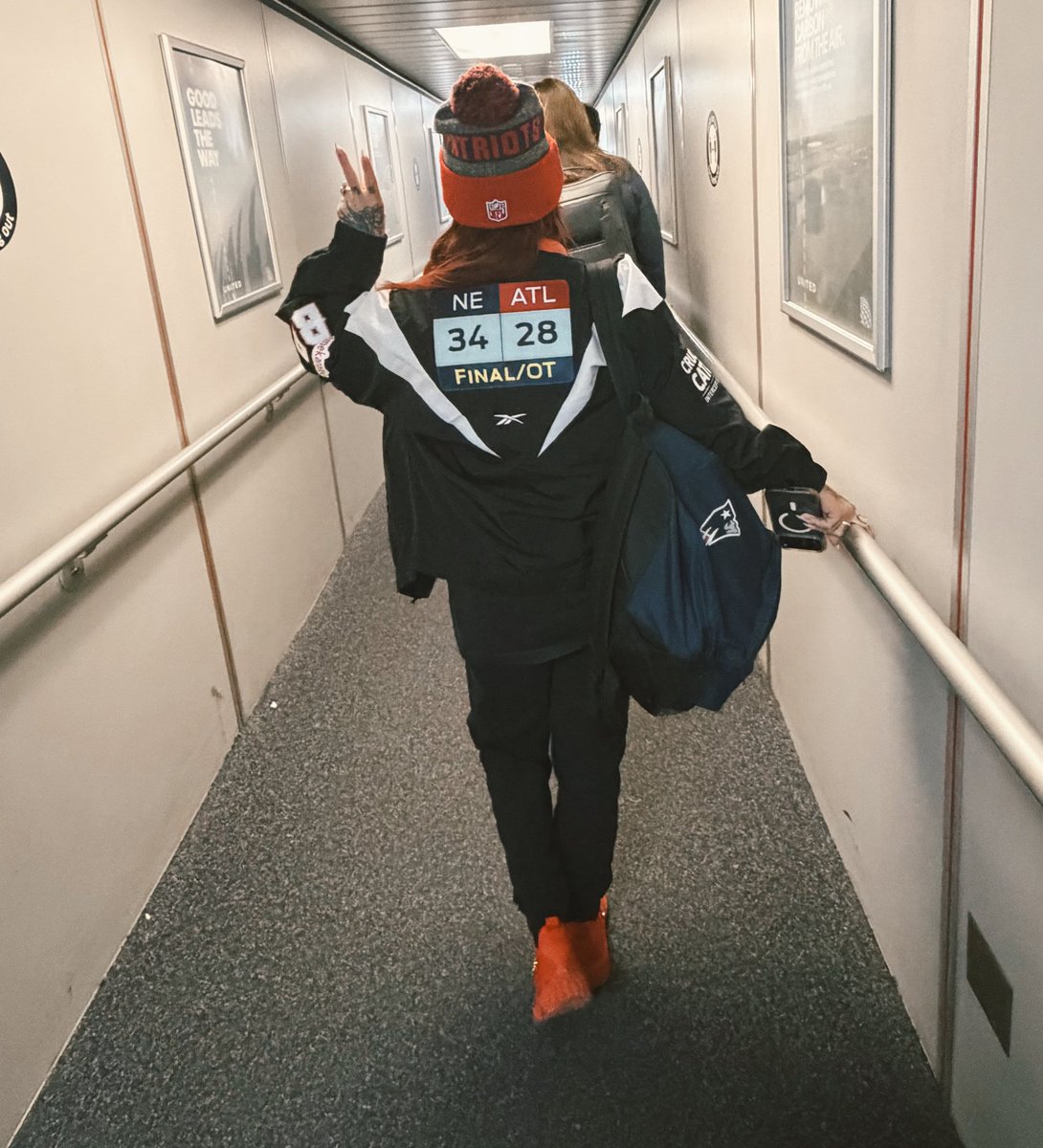 itmekaralee's tweet photo. Next stop, Santa Clara. ✌️💙❤️🏈 @Patriots #SuperBowl  #lfg https://t.co/PMeCuQ3g5k