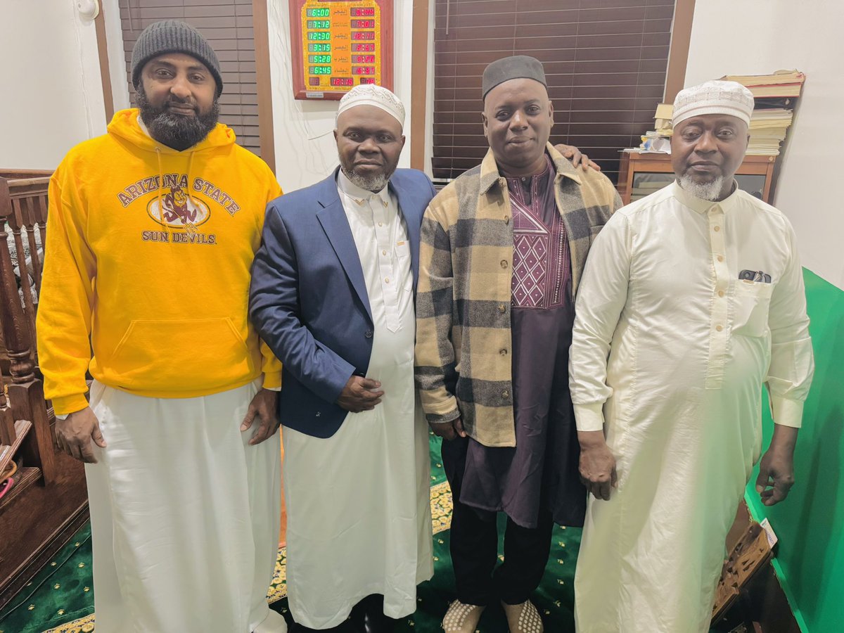 BRONX, NEW-YORK

À l’invitation de mon beau-père et de l’Imam, nous avons eu le privilège de participer à la prière du vendredi à la Mosquée de la Basse-Guinée, dans le Bronx. Un moment de recueillement profond, empreint de spiritualité, de fraternité et de belles rencontres.