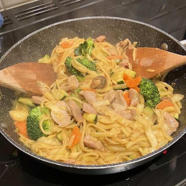 LynnParsonsUK's tweet image. Phyl &amp;amp; Nooka 🐾at AllHeartCeramics in Oxfordshire have #StirFry for Supper Love❤️this #WindowOnYourWorld #Foodie @magicfm #MellowMagic ❤️❤️❤️❤️