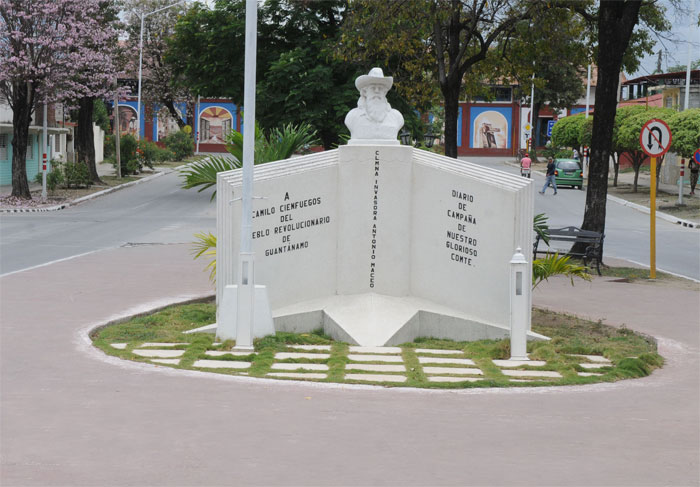 En #Guantanamo #CamiloCienfuegos es presencia viva; en en el 94 aniversario de su natalicio, también el homenaje al héroe querido por toda #Cuba que lo recuerda como el Señor de la Vanguardia.
#CubaViveEnSuHistoria 
#CamiloVive 
#JuntosPodemosMás 
<a href="/yoeaberob1/">Yoel Perez Garcia</a> <a href="/AsambleaCuba/">Asamblea Nacional Cuba</a>