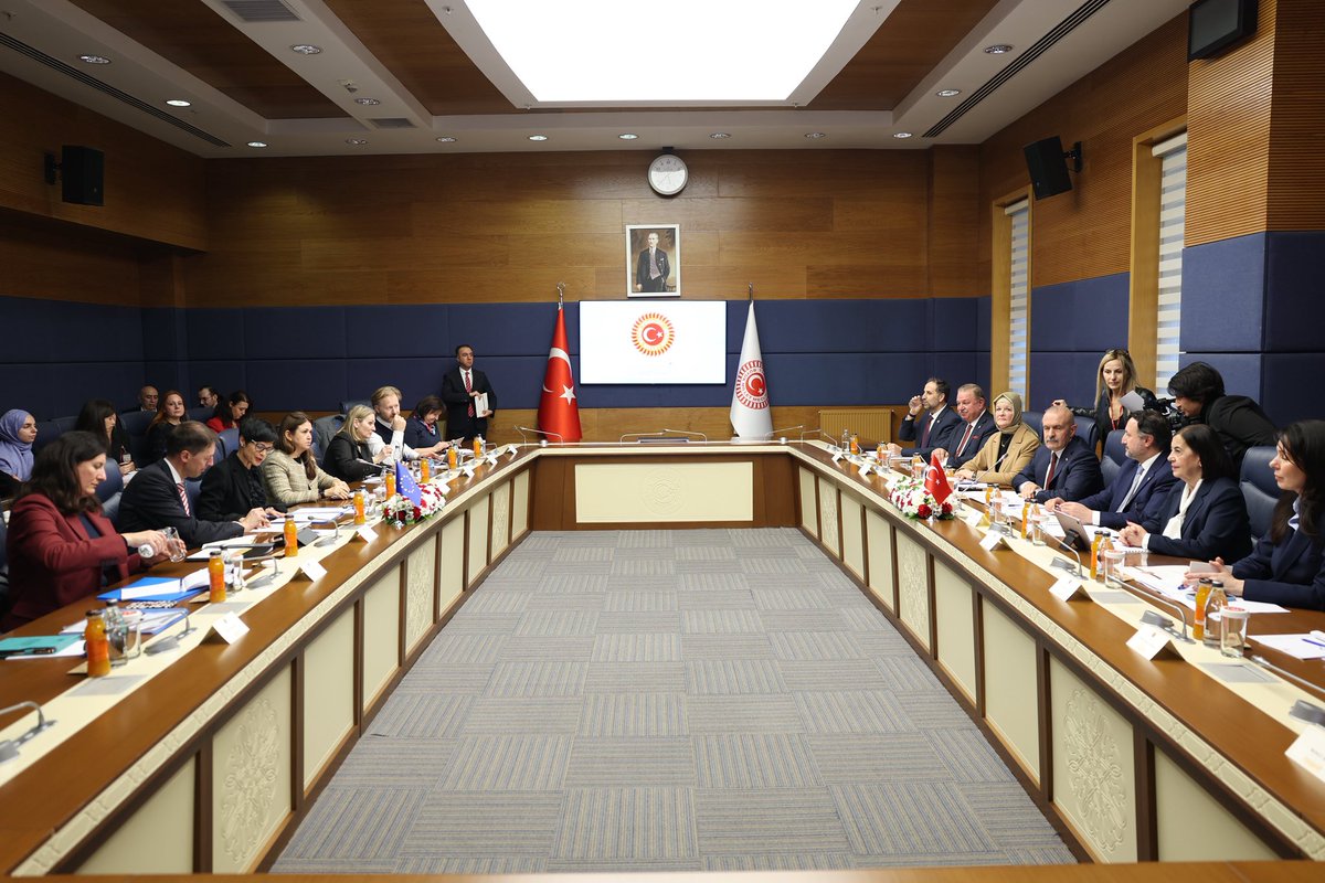 Genişlemeden Sorumlu AB Komiseri Marta Kos ile Türkiye-AB KPK ve AB Uyum Komisyonu heyetlerimizle Gazi Meclisimizde görüşme gerçekleştirdik.

Türkiye–AB ilişkilerinin karşılıklı saygı ve iş birliği temelinde güçlenerek ortak geleceğimize yapıcı bir etki sağlayacağına inanıyoruz.