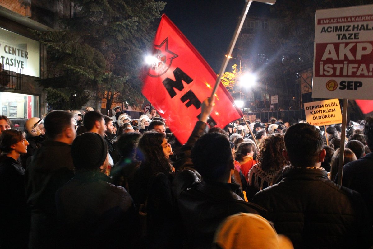 📍Ankara
6 Şubat depreminin 3. yıldönümünde, kolluğun tüm engellemelerine rağmen sokaklardaydık!
Depremin üzerinden 3 yıl geçti; depremden etkilenen şehirlerde emekçiler hala sefaletle yüz yüze. Ne iktidar ne de belediyeler, rant uğruna ölüme mahkum edilen ve sayısı bile doğru