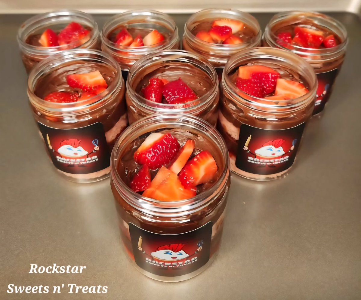 Chocolate covered strawberry cake jars! 🍓🍫
2 layers of yummy strawberry cake, milk chocolate frosting, and fresh strawberries❣️ 

☎️ Text 260-298-1590 to set up an order for local delivery or pickup!