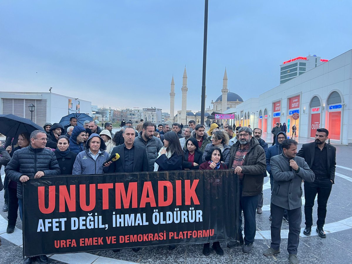 6 Şubat depreminin 3. Yılında basın yitirdiğimiz canları andık. 
3. Yıl geçmesine rağmen hala onbinler konteyner kentlerde yaşam mücadelesi veriyor. 
Bu canı katliamın sorumluları ise hala hesap vermedi! 
Unutmadık! Afetmedik!