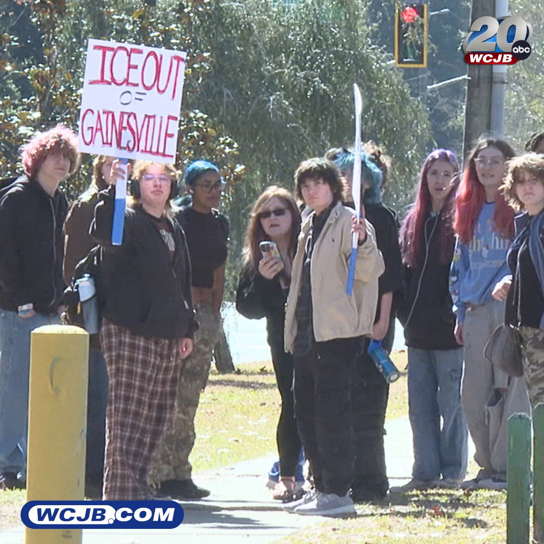WCJB20's tweet image. Students at Buchholz High School protest ICE policies despite pressure from Florida's education commissioner. Read more: wcjb.com/2026/02/06/stu… 
#ice #bhs #Buchholz #BuccholzHighSchool