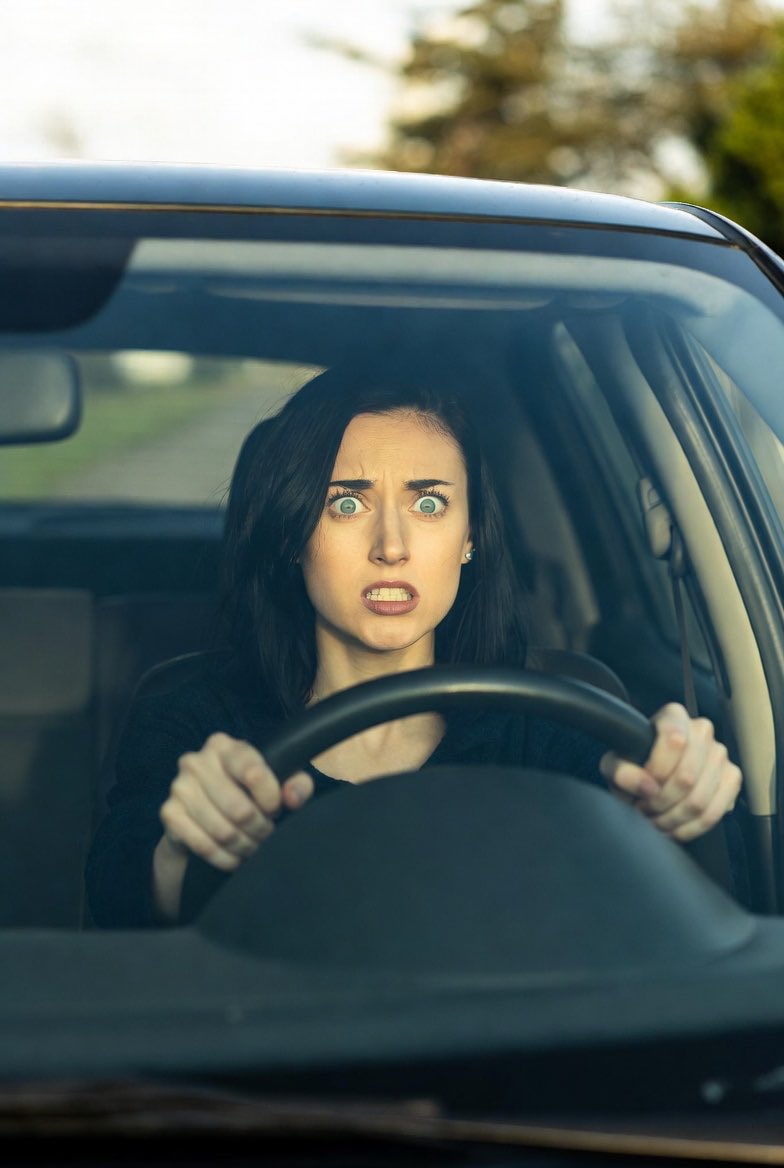 أي سيدة
تعيش في جدة
وتسوق سيارة
وماقد سوت حادث في طريق الملك
او تسببت بحادث
او رمت على واحد بغت تجلطه
فهي سيدة عظيمة تستحق التكريم.