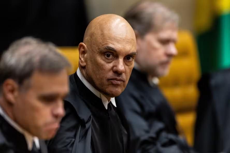 marinahelenabr's tweet image. 85% de todas as decisões do STF nos últimos 10 anos foram MONOCRÁTICAS.

Estamos falando de 1,4 milhão de decisões que afetam o país e a vida das pessoas.

Tomadas por 11 Supremos diferentes: a cabeça de cada ministro. E o Senado continua dormindo.