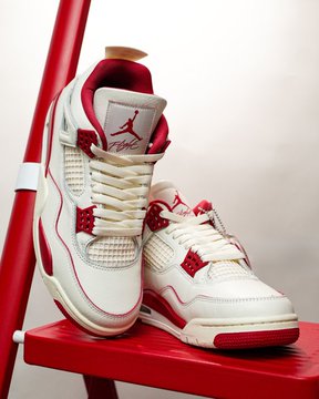 2WildDaily's tweet image. Air Jordan 4 'Valentine's Day' • February 7th

Heart-shaped hangtag + pink accents on white leather. Classic AJ4 silhouette gets the love treatment. Cupid's arrow or cupid's miss?

#Jordan4 #ValentinesDay #SneakerRelease