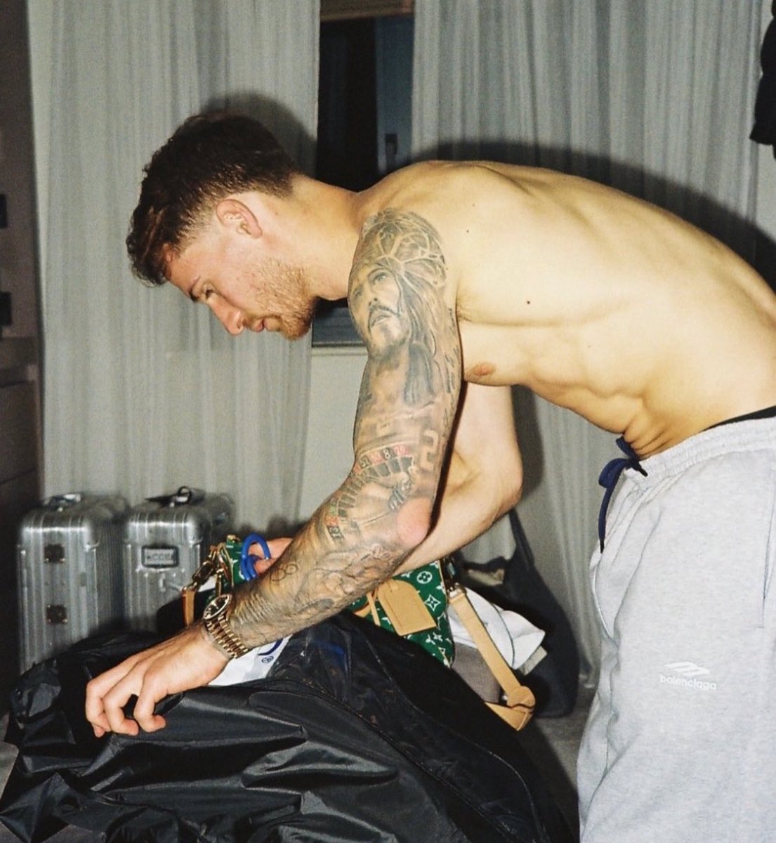 ماك اليستر يخضع بشكل 😵‍💫😵‍💫