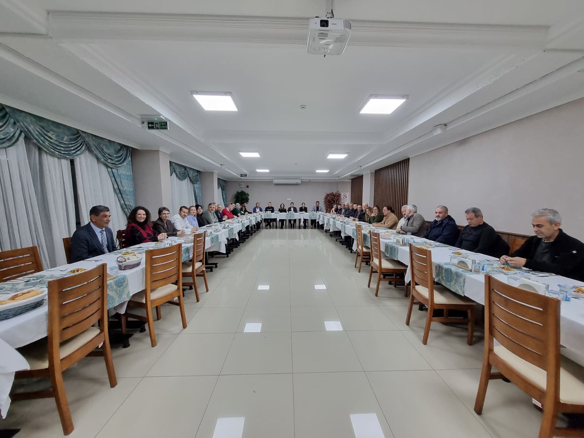 MarmarisMem's tweet photo. Vefa Yemeği

Emekliye ayrılan kıymetli müdürlerimiz Metin Ali KUMBAROĞLU ve Ahmet UTLU ile tayini çıkan kıymetli okul müdürümüz Yahya KAPLAN ve Özel Büroda  görev yapan değerli öğretmenimiz Kübra KARADENİZ için bir vefa programı düzenlendi. https://t.co/WoW8EaRuVm