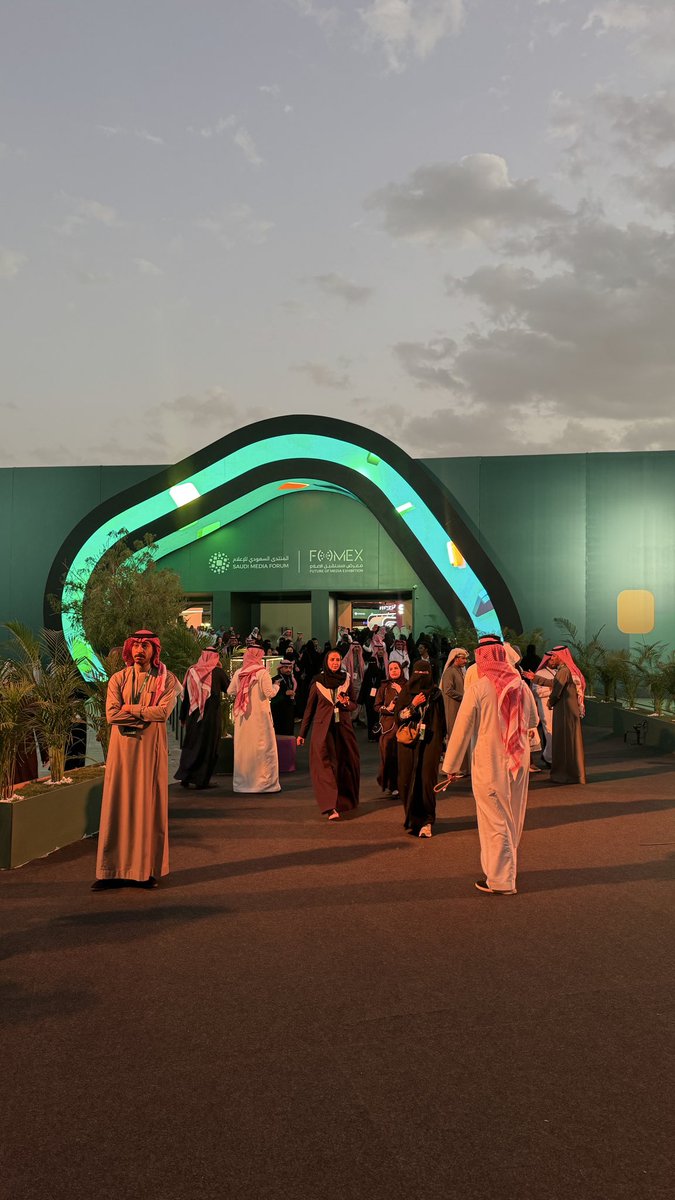 Ranadwrites's tweet photo. من أبرز أحداث هذا الأسبوع #منتدى_الإعلام_السعودي ،فتشرفت بتقديمي #الترجمة الفورية لعدد من الجلسات المُثرية . أحببت المكان والزمان، والتقيتُ بوجوه عرفتها عبر الشاشات وودت لقائها منذُ الصغر. ممتنة للفرصة التي تحققت بعد أعوام فلطالما كان الإعلام شغفي الأول في هذهِ الحياة! https://t.co/jRP7MNmluQ