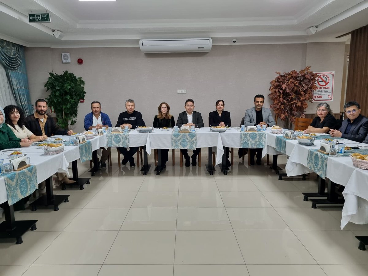 Vefa Yemeği

Emekliye ayrılan kıymetli müdürlerimiz Metin Ali KUMBAROĞLU ve Ahmet UTLU ile tayini çıkan kıymetli okul müdürümüz Yahya KAPLAN ve Özel Büroda  görev yapan değerli öğretmenimiz Kübra KARADENİZ için bir vefa programı düzenlendi.