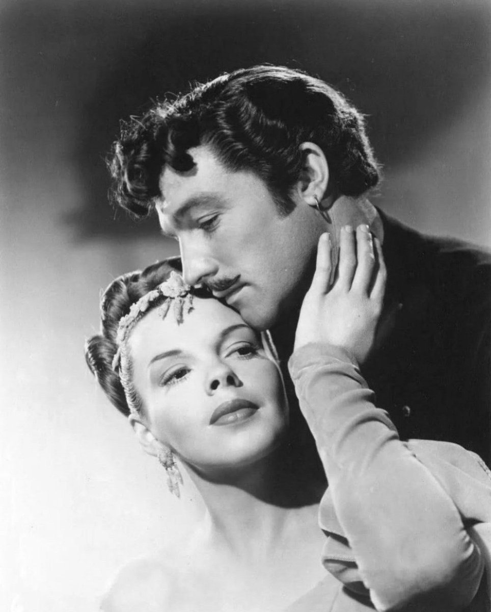 JuanmadelaPoza's tweet photo. #JudyGarland y #GeneKelly en una fotografía publicitaria de  #ElPirata (#ThePirate, 1948), de #VincenteMinnelli. Hay críticos que opinan tiene algunos fallos imperdonables. Sin embargo, sus excelentes números musicales la convierten en una obra maestra del cine musical. https://t.co/WF0JSsM6mH