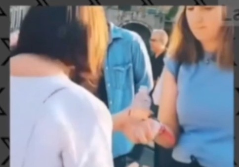 SvrgViruel's tweet photo. @lopezdoriga @lopezdoriga 
Ladras que nunca has visto desdé que eres chayotero acto más Vil y Vergonzoso que le limpien los zapatos al presidente de la @SCJN 
Primero el vídeo está recortado y si has visto algo mucho peor #LadyChicles @XochitlGalvez escupe en la mano de su Asistente https://t.co/UGzZxqWh5H