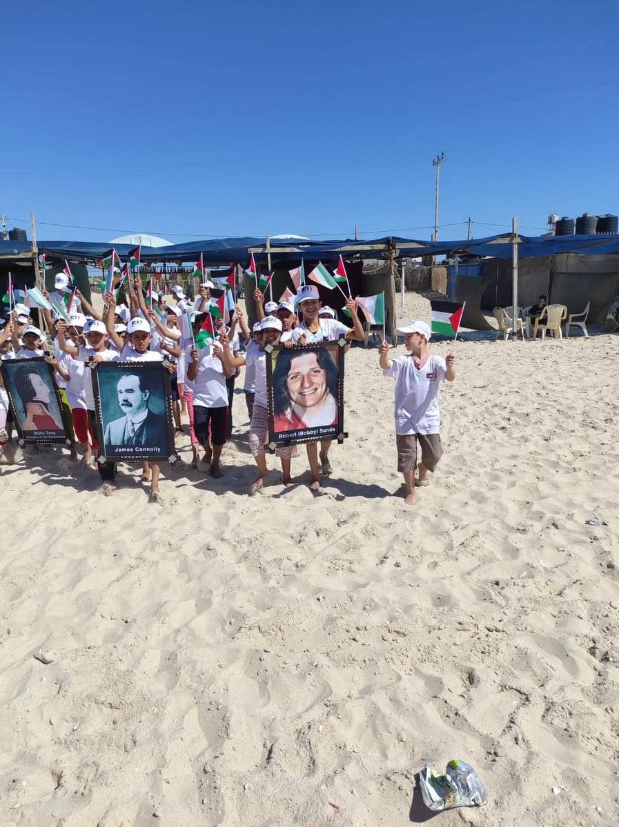 BronzyGuevara's tweet image. 🇮🇪✊️🇵🇸 The children of Gaza carrying portraits of Wolfe Tone, James Connolly and Bobby Sands. All martyrs of the Irish freedom struggle. ⤵️⤵️