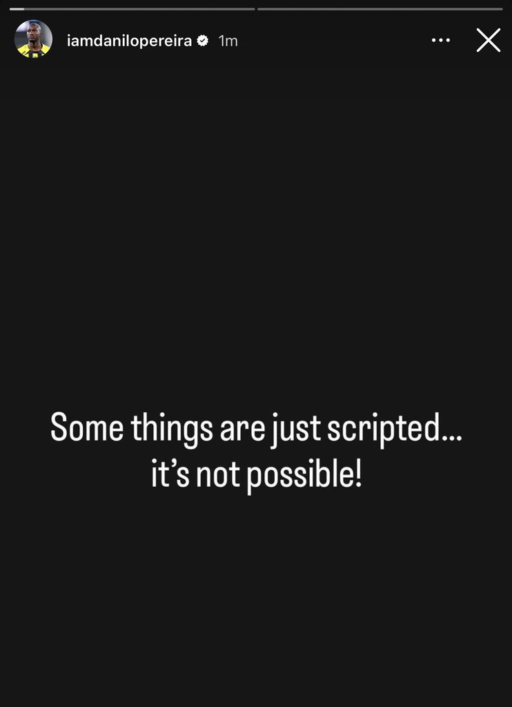 Danilo Pereira en story Instagram après la défaite 2-0 d’Al Ittihad face à Al Nassr.

« Il y a des choses qui sont scriptées… C’est impossible ! » 💣

Al Ittihad s’est vu refuser un penalty sur une main de Simakan en début de match avant de concéder un penalty en fin de match.