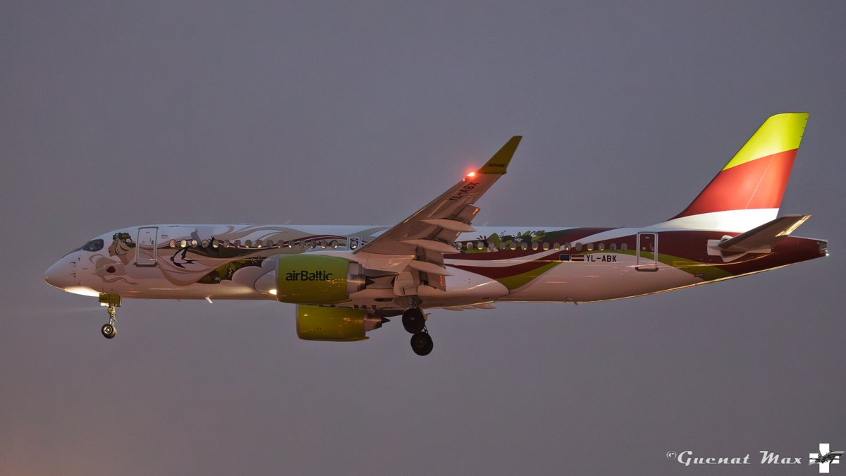 Guenat64's tweet photo. YL-ABX, Airbus A220-300, Air Baltic, livrée "Baltic heritage" https://t.co/ocvPfFd7gk