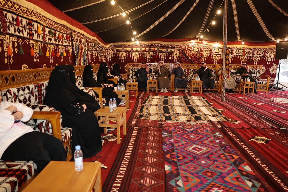 #جلسة_حوارية| 

نفذت غرفة الحدود الشمالية بالتعاون مع بنك التنمية الاجتماعية وجمعية أيادي شمالية جلسة حوارية بعنوان “من تطوير المنتج إلى استدامة المشروع”، والتي استعرضت محاور التسويق والتغليف، تحسين المنتج، بناء العلامة التجارية، استدامة الدخل، وتقييم التكاليف وتسعير المنتجات،