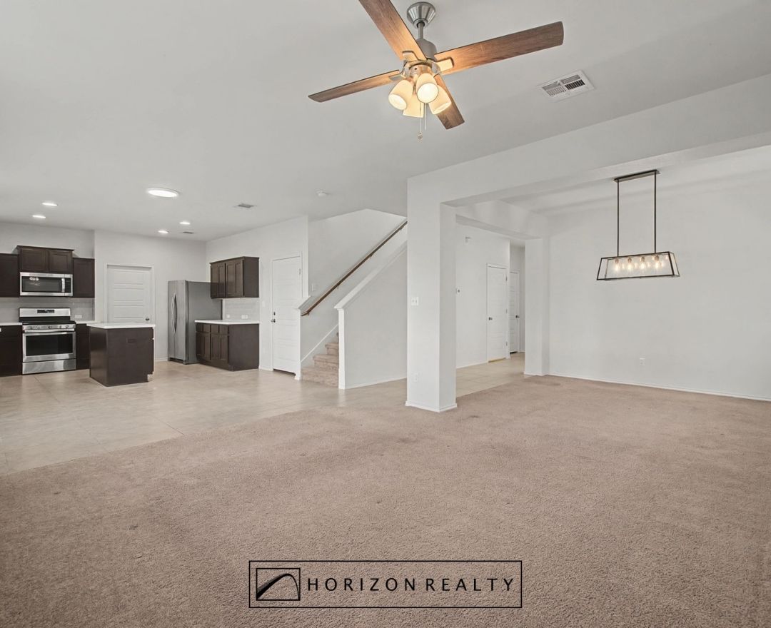 HorizonRealtyTX's tweet image. Horizon Agent, Mary Kay Ponce just listed this welcoming family home with large yard. #justlisted #forsale #HorizonRealty #DreamHome #realtorlife #realestate

See website: horizonrealtylistings.com/109-white-sage…