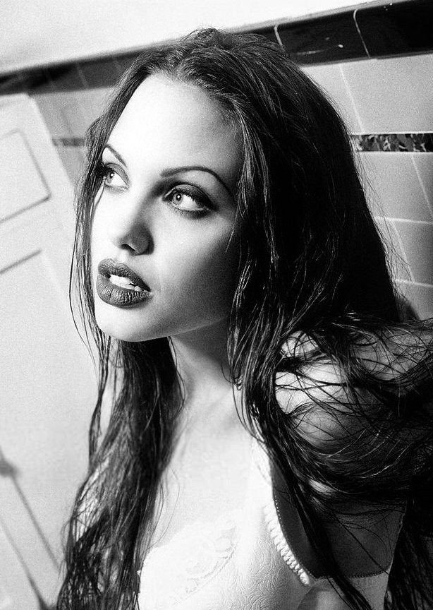 angelina jolie photographed by lionel deluy, 1994.