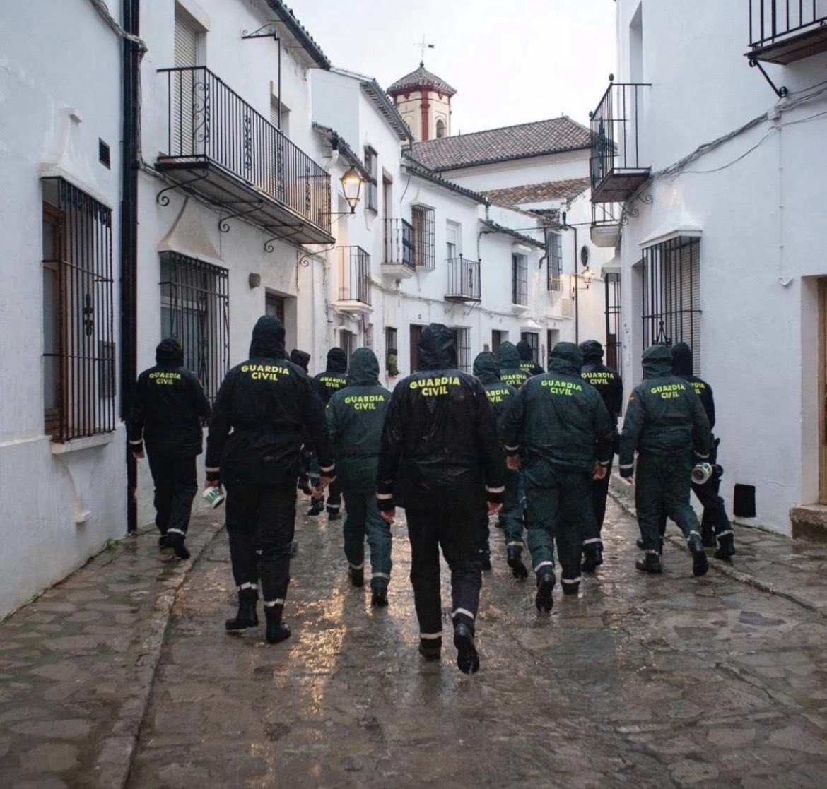 Estas dos imágenes me demuestran de la pasta que están hechos mis compañeros, pero a la vez, como nos cuidan o tratan, nuestros arquitectos poniéndose medallas a nuestra cosas y a la vez quitándonos derechos, cuando el perro pastor se canse, vendrán los lloros