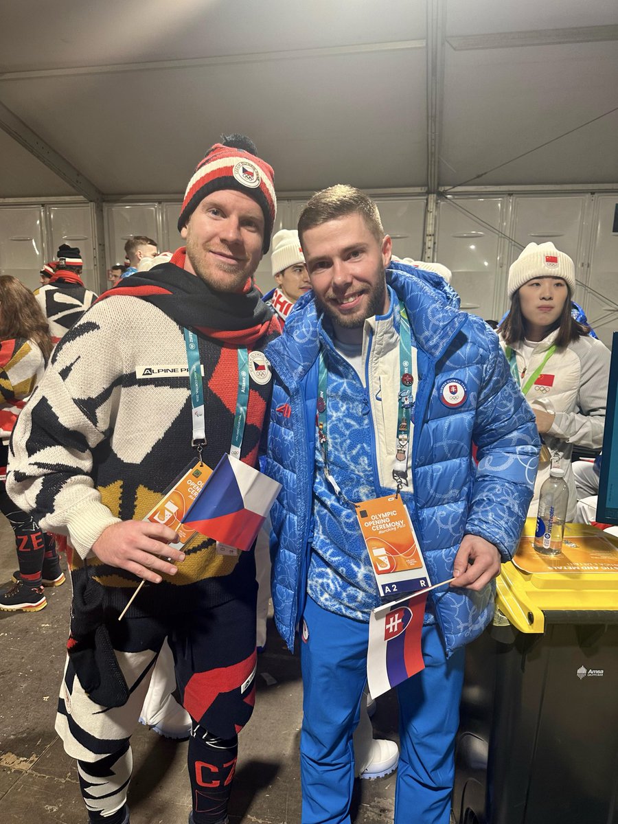 Tahle fotka je jedna velká hrdost! 🥹 
Hodně štěstí, borci. 🇨🇿 🤝🏻 🇸🇰