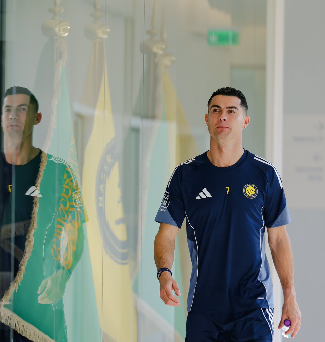 من اجل الحق كمل غياب وادعس رؤوس واكسر خشوم ولا تهاب لومه لايم في الحق انت التاريخ ووقفت ذي بتسجل بالتاريخ وسيذكرك دوري روشن بانك اول عالمي حضر للنصر واخر عالمي يسجل بالتاريخ ويدعس ع روشن ومن فيه كيف لي الا احبك وانت كرستيانو رونالدو قائد النصر العظيم 👑💛#النصر_الاتحاد