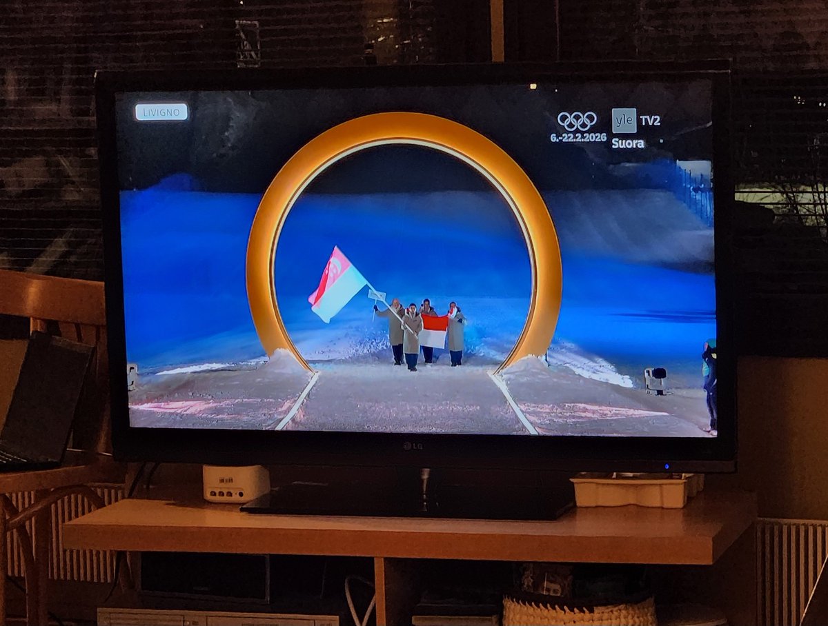 Kun Italia viimeksi järjesti talviolympialaiset, aloitti <a href="/Yleisradio/">Yleisradio</a> testi-HD-lähetykset kisoista. Koska #hiihto piti tietenkin nähdä full HD:nä, laitoin puolen kuun palkan HD-telkkariin. Sama telkkari näyttää #olympialaiset Italiasta tänäänkin, 20 vuotta myöhemmin...