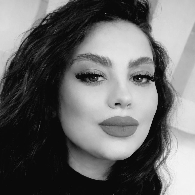 پرتش کردن، با پا تو صورتش زدن، قمه به سرش کوبیدن و بعدش کشتنش.
سارا ابراهیمی رو فریاد بزن...
#سارا_ابراهیمی