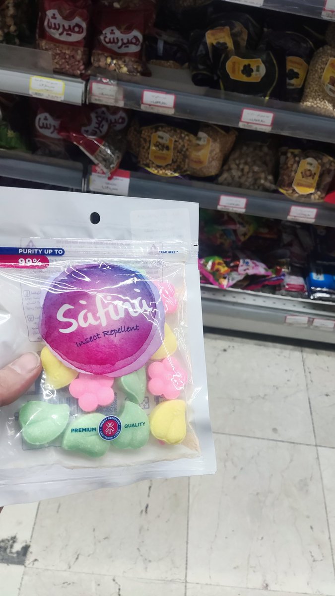 داشتم تو فروشگاه قدم میزدم که دیدم یه دختر کوچولو اینو از تو قفسه شکلات‌ها برداشت و به باباش گفت از این آبنبات‌ها می‌خوام! باباش هم گفت بردار عزیزم. یکم شک کردم، رفتم از نزدیک چرخ خریدشون رو دیدم و فهمیدم که قرص نفتالینه نه آبنبات! آروم به باباش گفتم آقا این نفتالینه. سمیه.