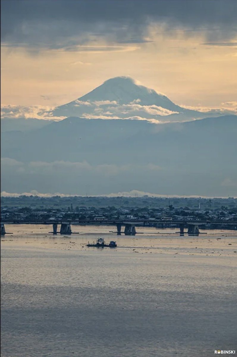 <a href="/GranCOLmaps/">GranCOL Maps</a> El escudo de Ecuador representa al volcán chimborazo y el río guayas, sierra y costa con una distancia de 250km donde se puede visualizar cuando está despejado