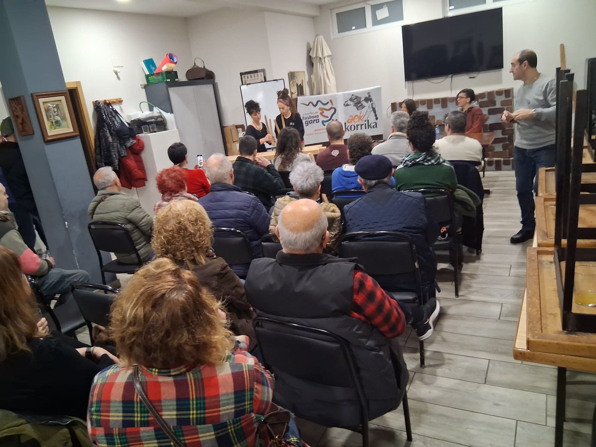 Ni en mis mejores sueños hubiera imaginado un principio de gira así de increíble para "El resurgir de las sorginak". 
Mañana haré un resumen pero GRACIAS (así en grande) a la Casa Social de Lutxana, a la gente de este barrio tan increíble y a los lectores que ya son akelarre.