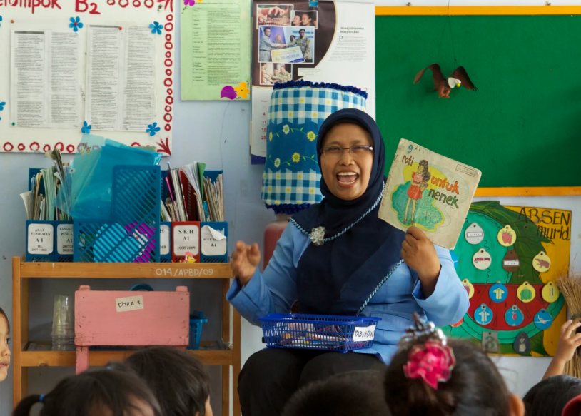 WBG_Education's tweet photo. Education transforms lives—and economies. More schooling means better jobs, higher earnings, and greater resilience. 

See how the @WorldBankGroup is investing in foundational skills: https://t.co/u0o7u61L6i 

#InvestinPeople #EndLearningPoverty https://t.co/1ZyeEIk6jx