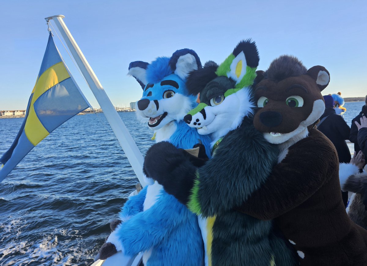 BlackymoonOtter's tweet photo. Churr~~ if you're cruising on the ocean during #FursuitFriday with your fluffies @Bloome_BlueFolf &amp; @LFoxxey , be sure to snuggle up to keep warm as it's pretty wimdy&amp;cold on a boat! Hug you soon at NFC!🦦🐾🤗🐾❤️

✂️ @TheKarelia @WildDogWorks @Roofur
📸 @ArokhTroja
🔗 #Fursuit https://t.co/VirPx7Uqak