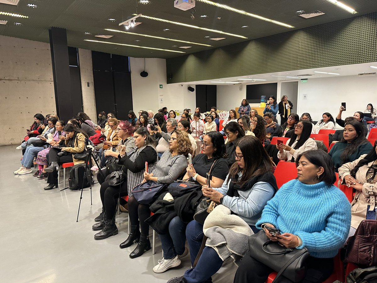 DanielaPlataF's tweet photo. Estoy en el IX Encuentro Nacional de Periodistas, en #CDMX, sumándome a tres días de diálogo, capacitación y reflexión con perspectiva de género. ✍️💜
@ccemx https://t.co/HgX9QdV4zG
