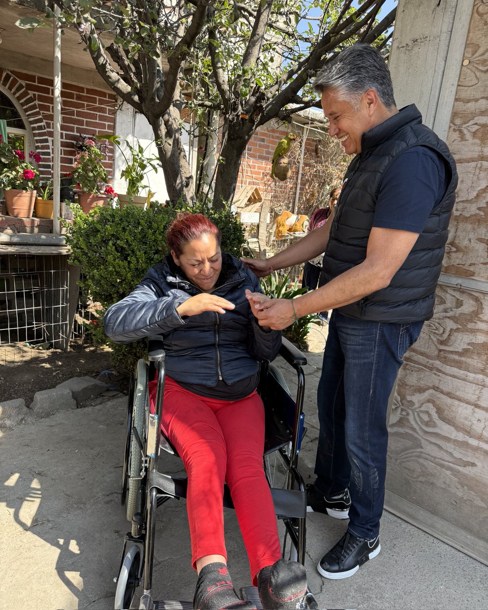 Vine a entregarle una silla de ruedas a mi vecina Berenice de aquí de #LaMagdalenaOcotitlán en nuestro #QueridoMetepec; la que ella tenía ya no estaba en buenas condiciones, espero que esta le ayude mucho más a sus actividades diarias. #Metepec #AmigosQueridos