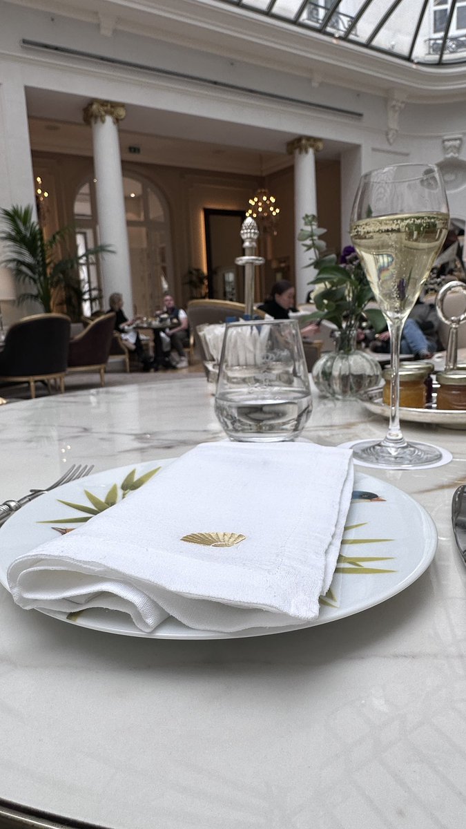 Collectifmind's tweet image. Birthday vibe 🥂
Today I wanted to celebrate myself for all the work done and the love that I have for myself. 
Lil trip to Madrid, nice afternoon tea @MO_HOTELS . I’ve been received well and get little attention for this special day 💫
Thank you 🫰🏽