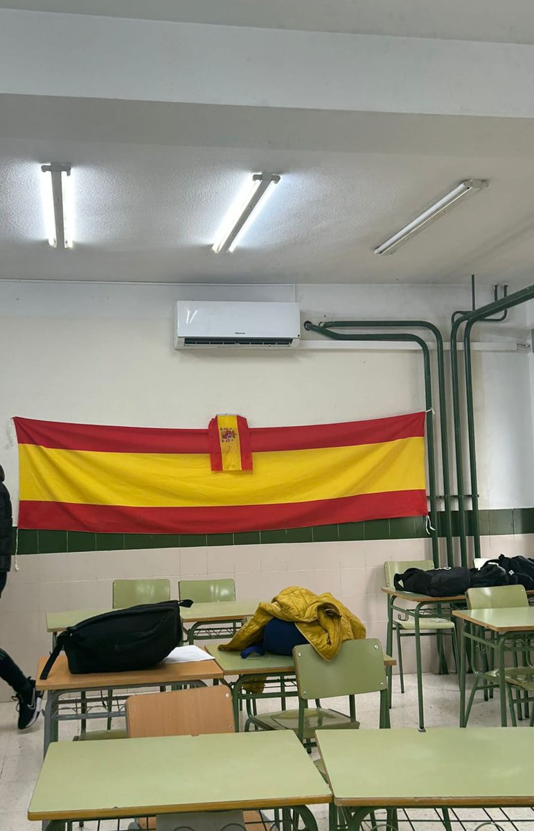Los alumnos de Bachillerato del instituto de mi hijo pusieron la bandera pequeña el jueves y la de inglés se negó a dar clase hasta que la quitaron
Hoy han traído la grande y la de filosofía les ha dicho "que representa al fascismo" y tampoco ha empezado hasta que la han quitado
