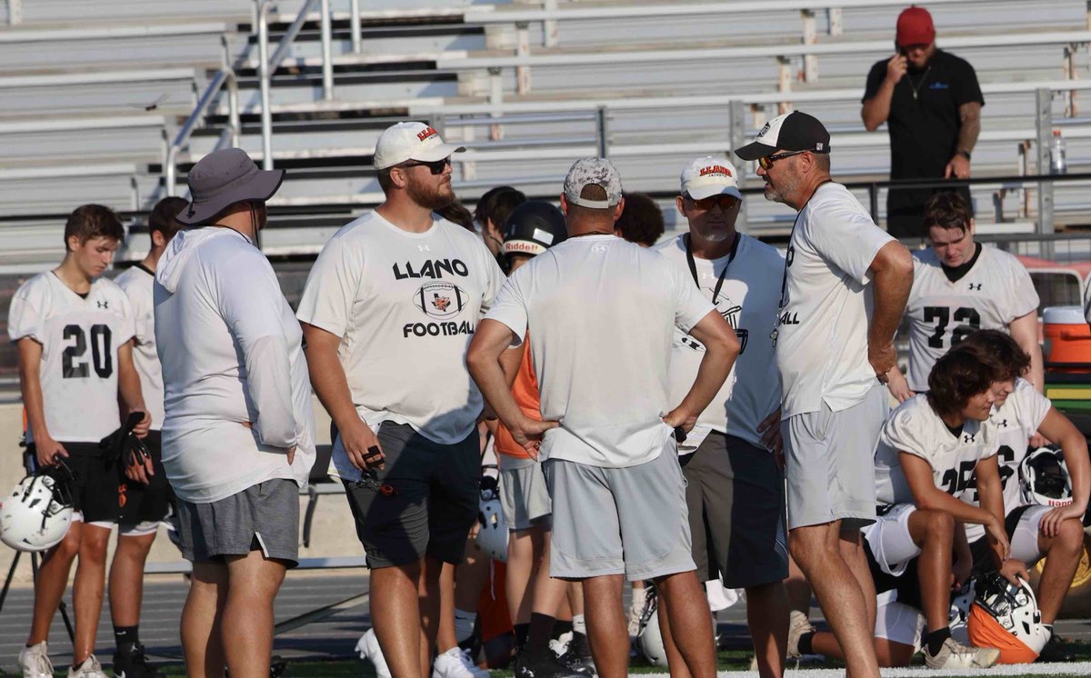 fierrojennifer's tweet photo. .@HighLlano football to play in new district &amp; region! Hoops &amp; volleyball to return to Region IV!!

https://t.co/GYKBFjZZVD

#llano #Llanotx #Yellowjackets #Stingem #StingEmJackets #LadyJackets #TheBroadPodcaster #TexasChalkTalk #highlandlakestx #hillcountrysports #UILrealignment https://t.co/E1UeYqipK2