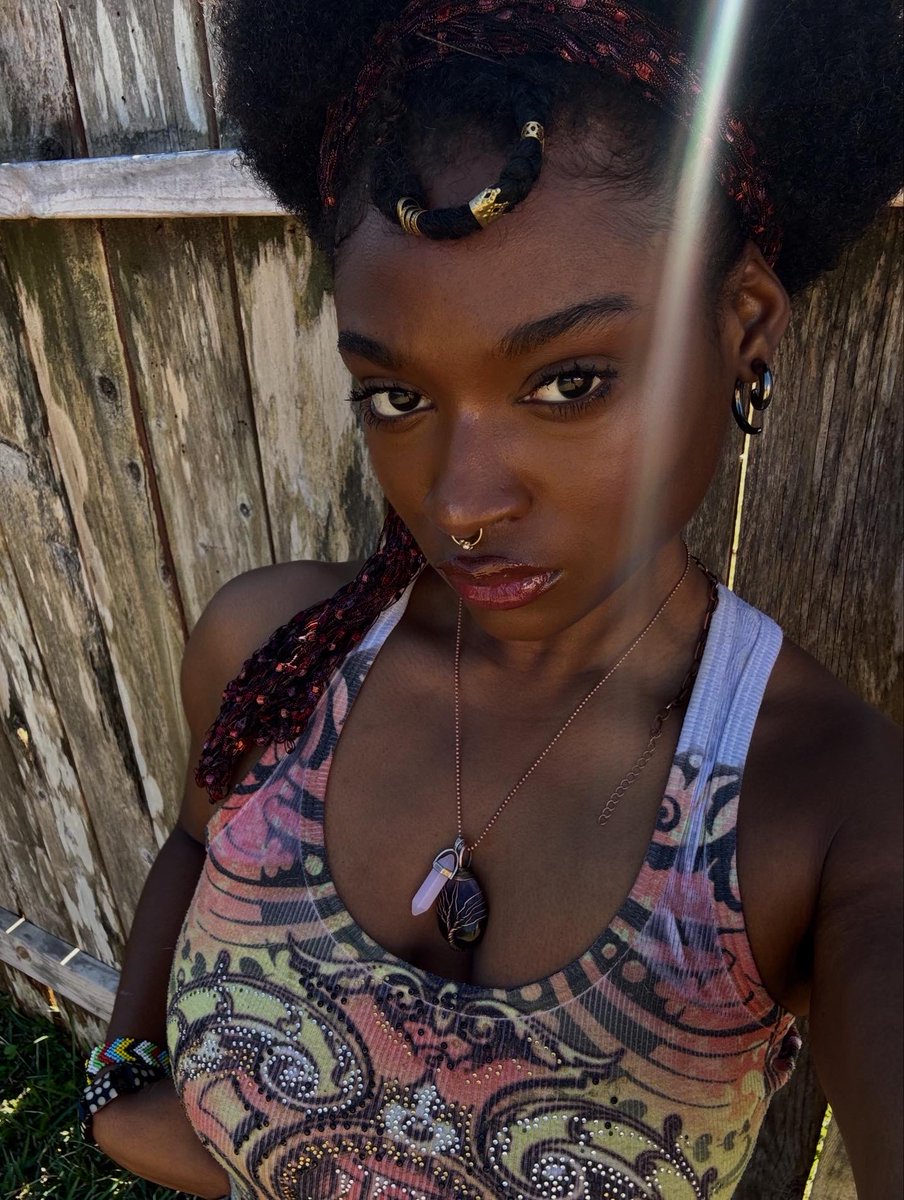 Ravenscos's tweet photo. No caption just me 🕊️☮️ https://t.co/J5vExki0Ke